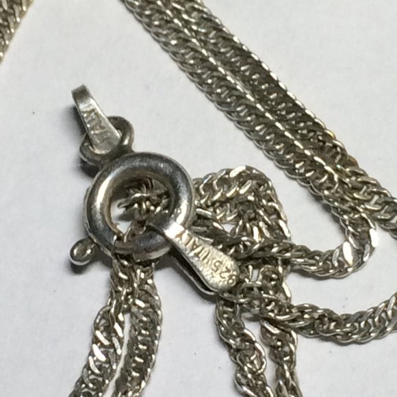 Peridot Sterling Silver pendant with silver chain - Picture 5 of 5